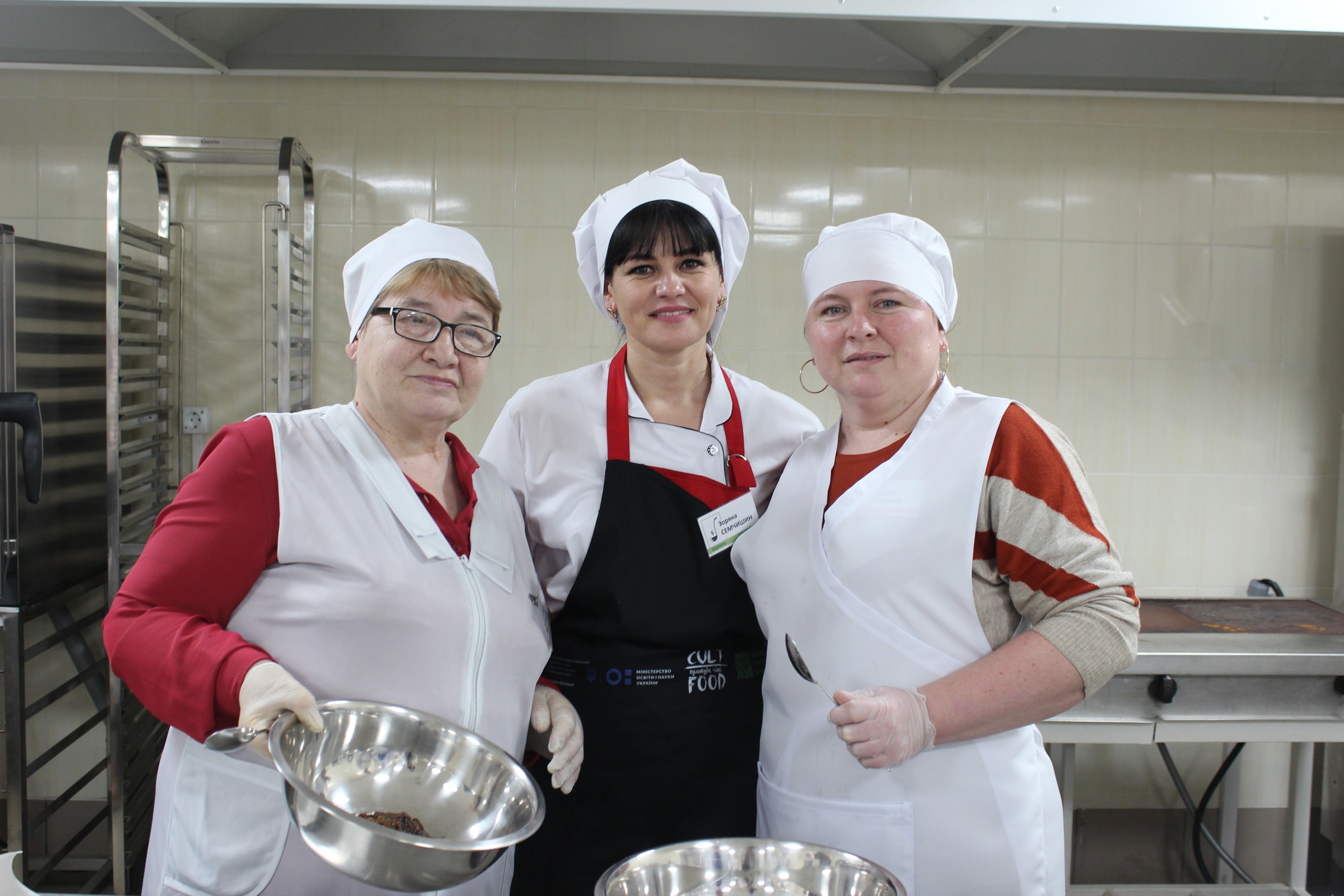Демонстраційні курси з підвищення кваліфікації кухарів закладів загальної середньої освіти.